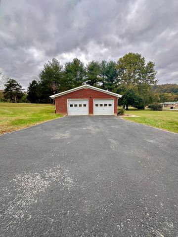 401 Broken Arrow LN, Covington, VA 24426