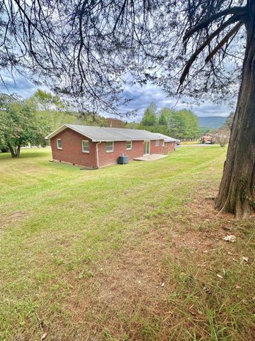 401 Broken Arrow LN, Covington, VA 24426