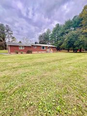 401 Broken Arrow LN, Covington, VA 24426