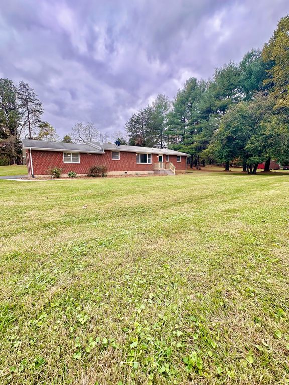 401 Broken Arrow LN, Covington, VA 24426