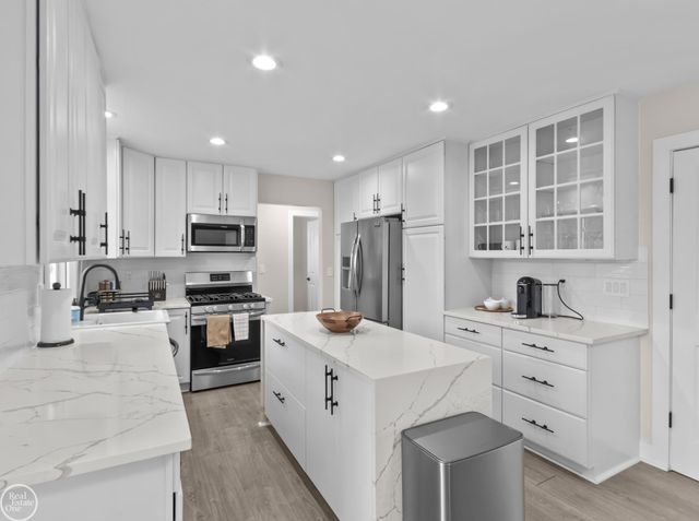 39008 Mallorn Drive, Sterling Heights, MI 48313