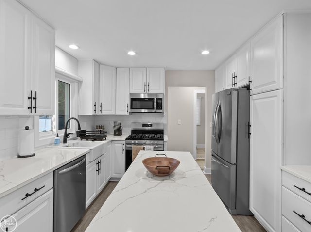 39008 Mallorn Drive, Sterling Heights, MI 48313