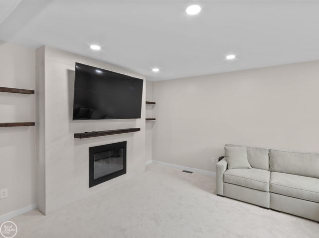 39008 Mallorn Drive, Sterling Heights, MI 48313