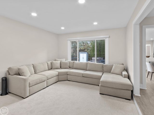 39008 Mallorn Drive, Sterling Heights, MI 48313