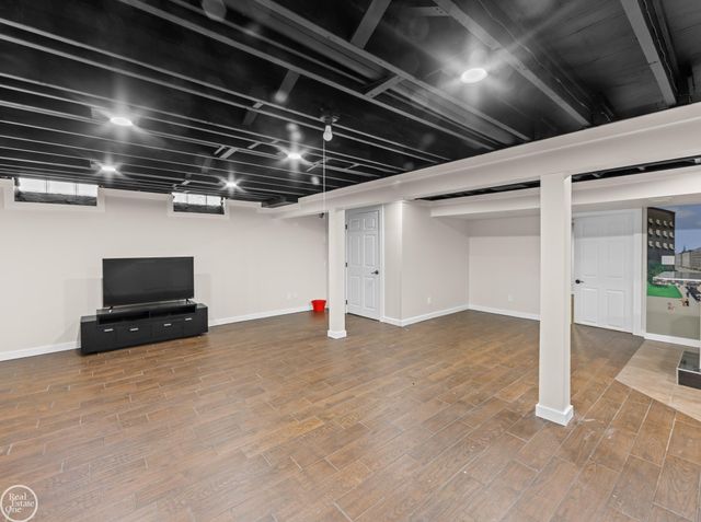 39008 Mallorn Drive, Sterling Heights, MI 48313