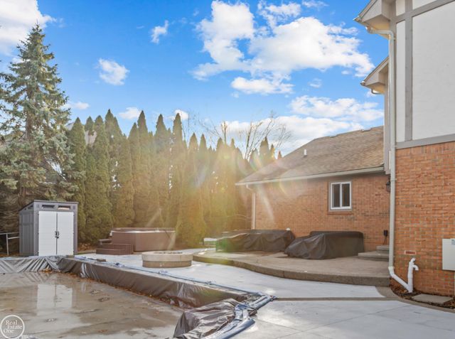 39008 Mallorn Drive, Sterling Heights, MI 48313