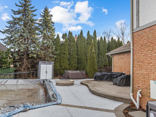 39008 Mallorn Drive, Sterling Heights, MI 48313