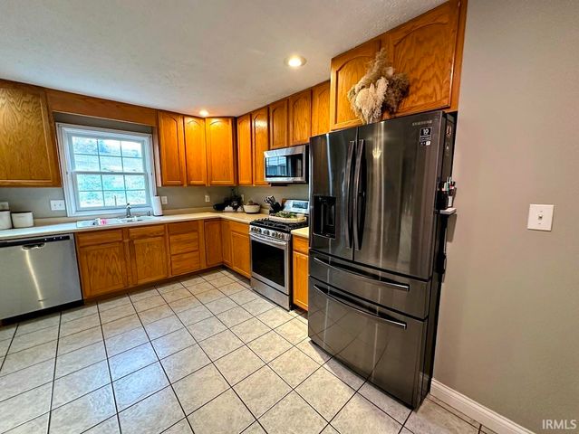 692 N Parker Lane, Bloomfield, IN 47424