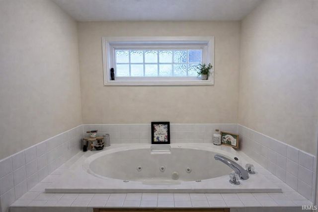 692 N Parker Lane, Bloomfield, IN 47424