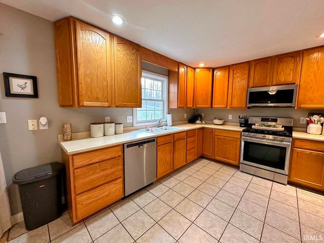 692 N Parker Lane, Bloomfield, IN 47424