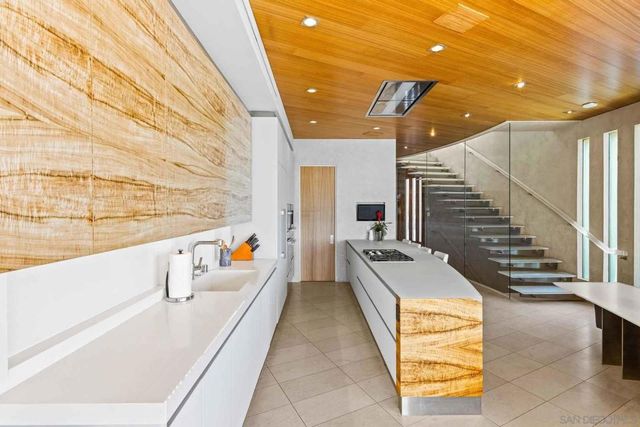 6653 Neptune, La Jolla, CA 92037