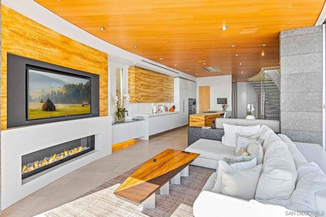 6653 Neptune, La Jolla, CA 92037