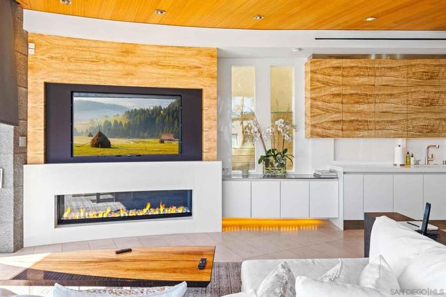 6653 Neptune, La Jolla, CA 92037