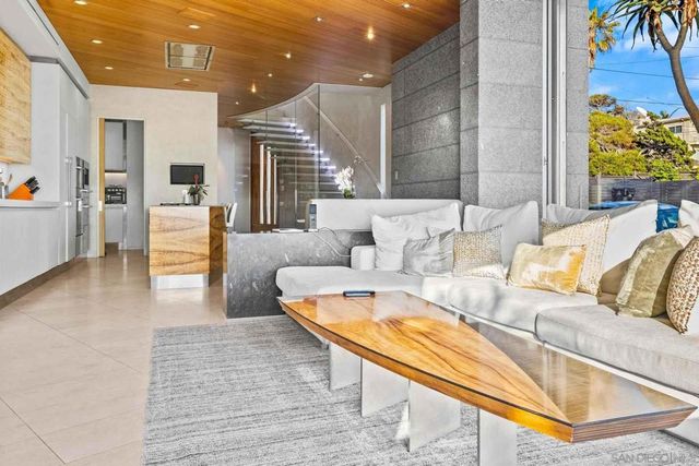 6653 Neptune, La Jolla, CA 92037