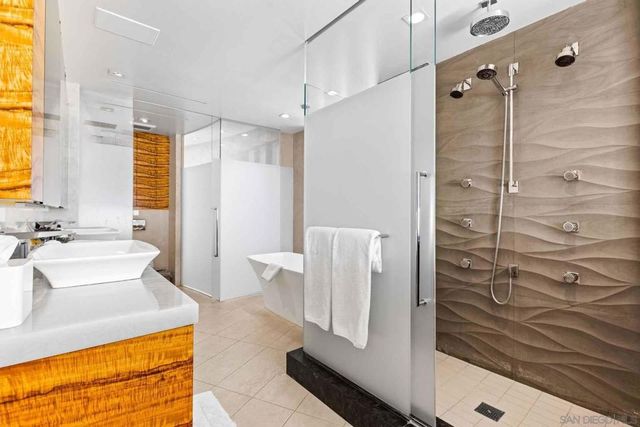 6653 Neptune, La Jolla, CA 92037