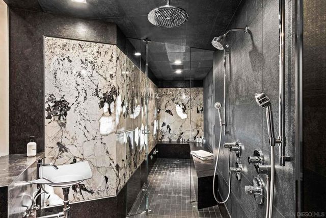 6653 Neptune, La Jolla, CA 92037