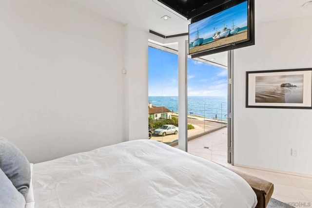 6653 Neptune, La Jolla, CA 92037