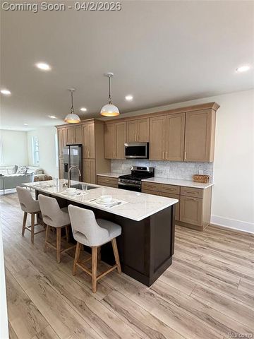 127 E Mahan Avenue, Hazel Park, MI 48030