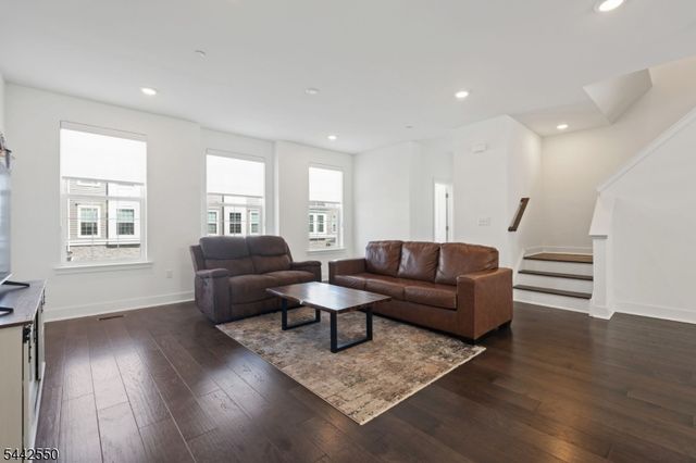 6 Coogan Ct, Morris Plains Boro, NJ 07950
