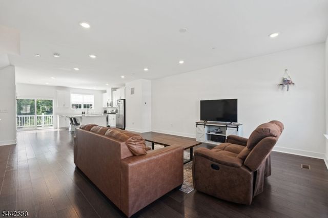 6 Coogan Ct, Morris Plains Boro, NJ 07950