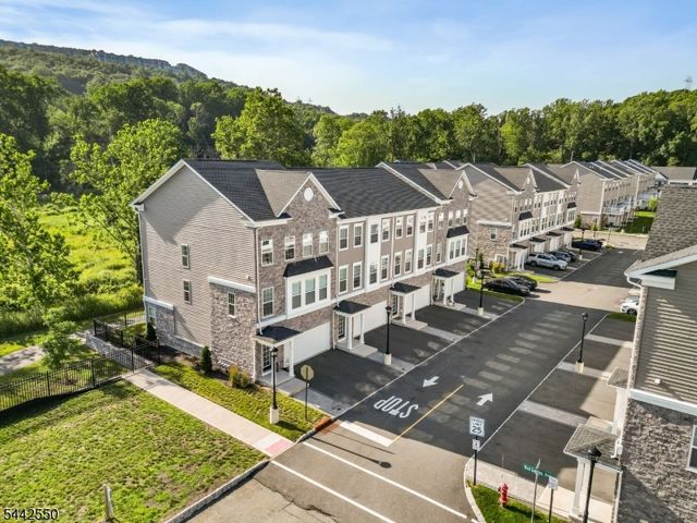 6 Coogan Ct, Morris Plains Boro, NJ 07950