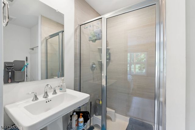 6 Coogan Ct, Morris Plains Boro, NJ 07950