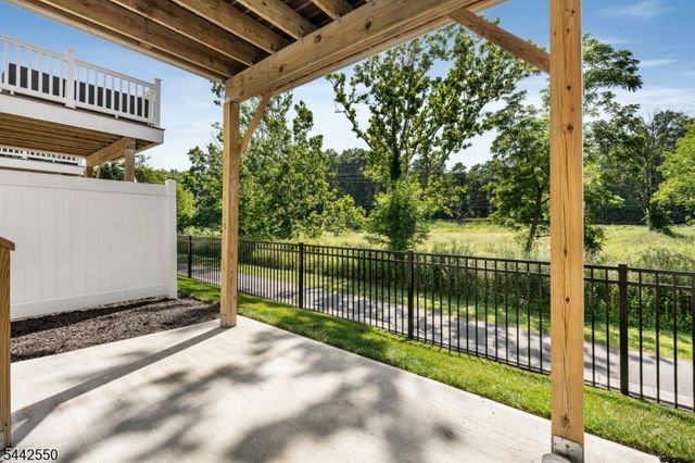6 Coogan Ct, Morris Plains Boro, NJ 07950