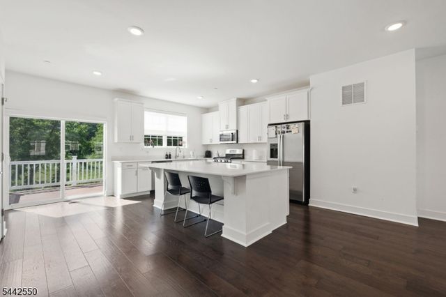 6 Coogan Ct, Morris Plains Boro, NJ 07950
