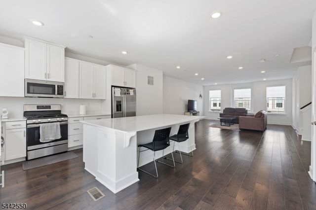 6 Coogan Ct, Morris Plains Boro, NJ 07950