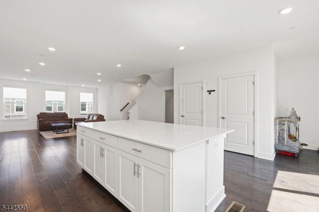 6 Coogan Ct, Morris Plains Boro, NJ 07950