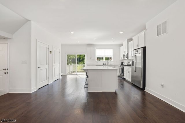 6 Coogan Ct, Morris Plains Boro, NJ 07950