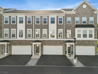 6 Coogan Ct, Morris Plains Boro, NJ 07950