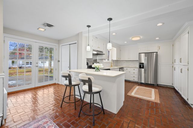 11 Rye Ridge Parkway, West Hartford, CT 06117