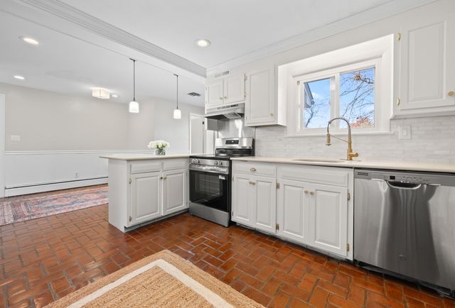 11 Rye Ridge Parkway, West Hartford, CT 06117