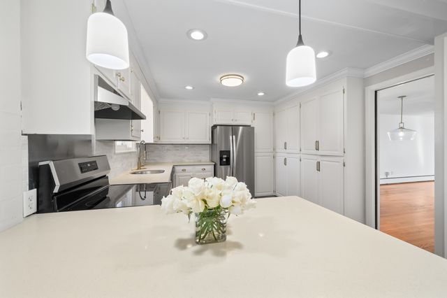 11 Rye Ridge Parkway, West Hartford, CT 06117