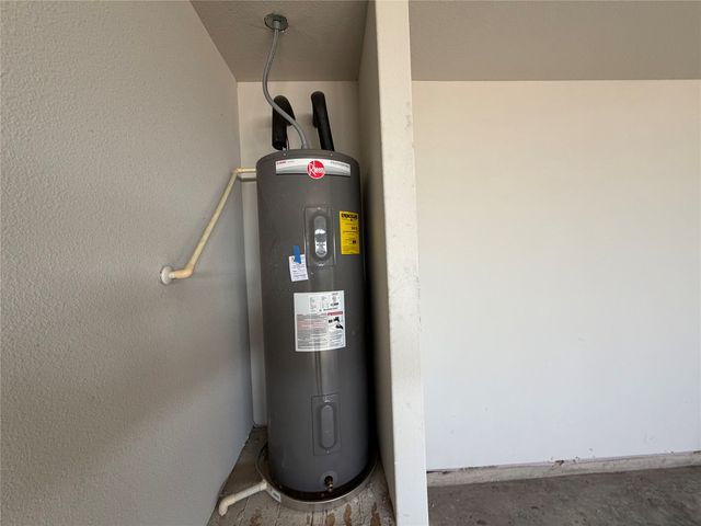 820 Lakeview Drive, Alvarado, TX 76009