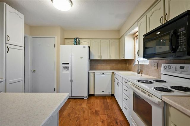 21302 SE Clover Hills Road, Cleveland, MO 64734