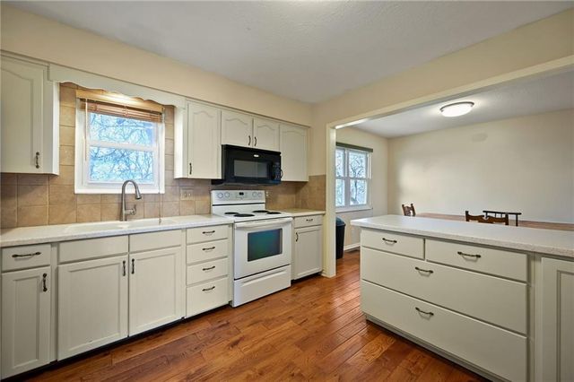 21302 SE Clover Hills Road, Cleveland, MO 64734