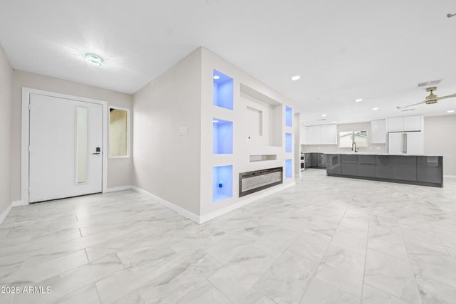 8202 E WHITTON Avenue, Scottsdale, AZ 85251