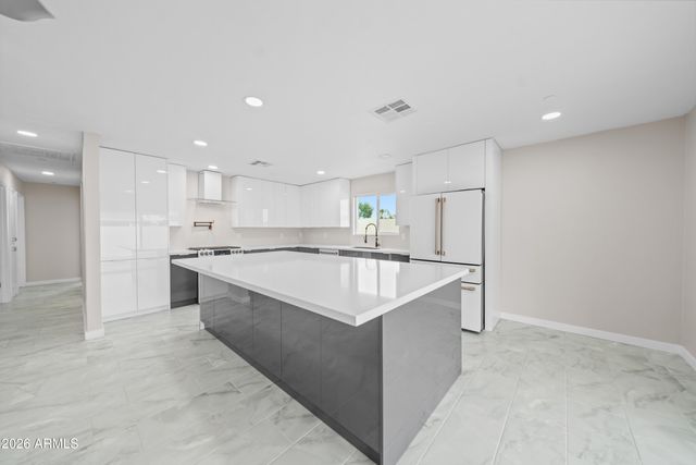 8202 E WHITTON Avenue, Scottsdale, AZ 85251