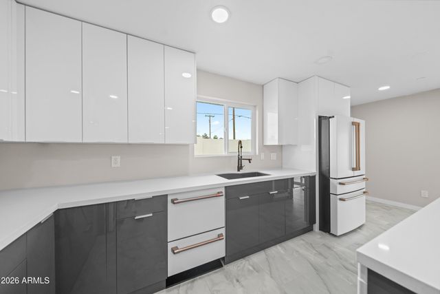 8202 E WHITTON Avenue, Scottsdale, AZ 85251
