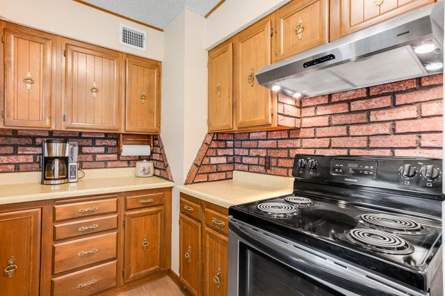 201 W Murdock St, Andover, KS 67002