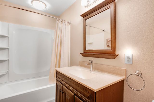 201 W Murdock St, Andover, KS 67002