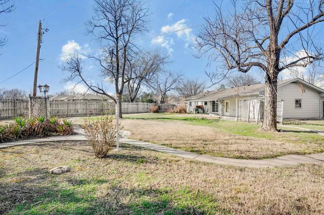 201 W Murdock St, Andover, KS 67002