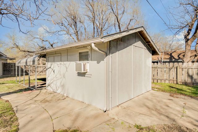 201 W Murdock St, Andover, KS 67002