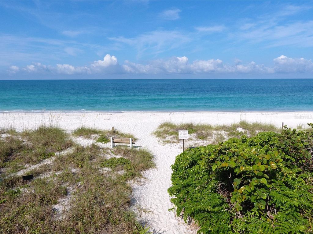 Image 4 of property listing at 4565 BAY CLUB DRIVE 27, Bradenton, FL 34210