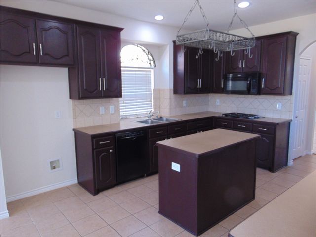 1823 Wildwood Lane, Glenn Heights, TX 75154