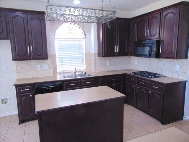 1823 Wildwood Lane, Glenn Heights, TX 75154