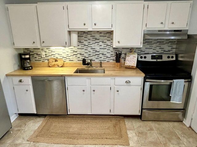 300 Falmouth Road APT 6B, Mashpee, MA 02649