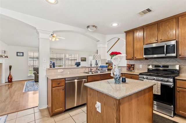 427 Pinewood Ridge Drive, Spring, TX 77386